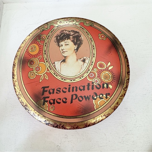 Beautiful Vintage Round Tin Fascination Face Powder Trinket Box Made in England - Picture 4 of 16